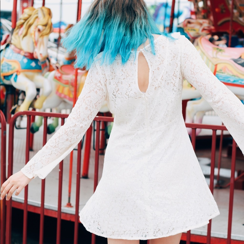 🌸5 FOR $20🌸 bell sleeve white lace dress - Picture 4 of 7
